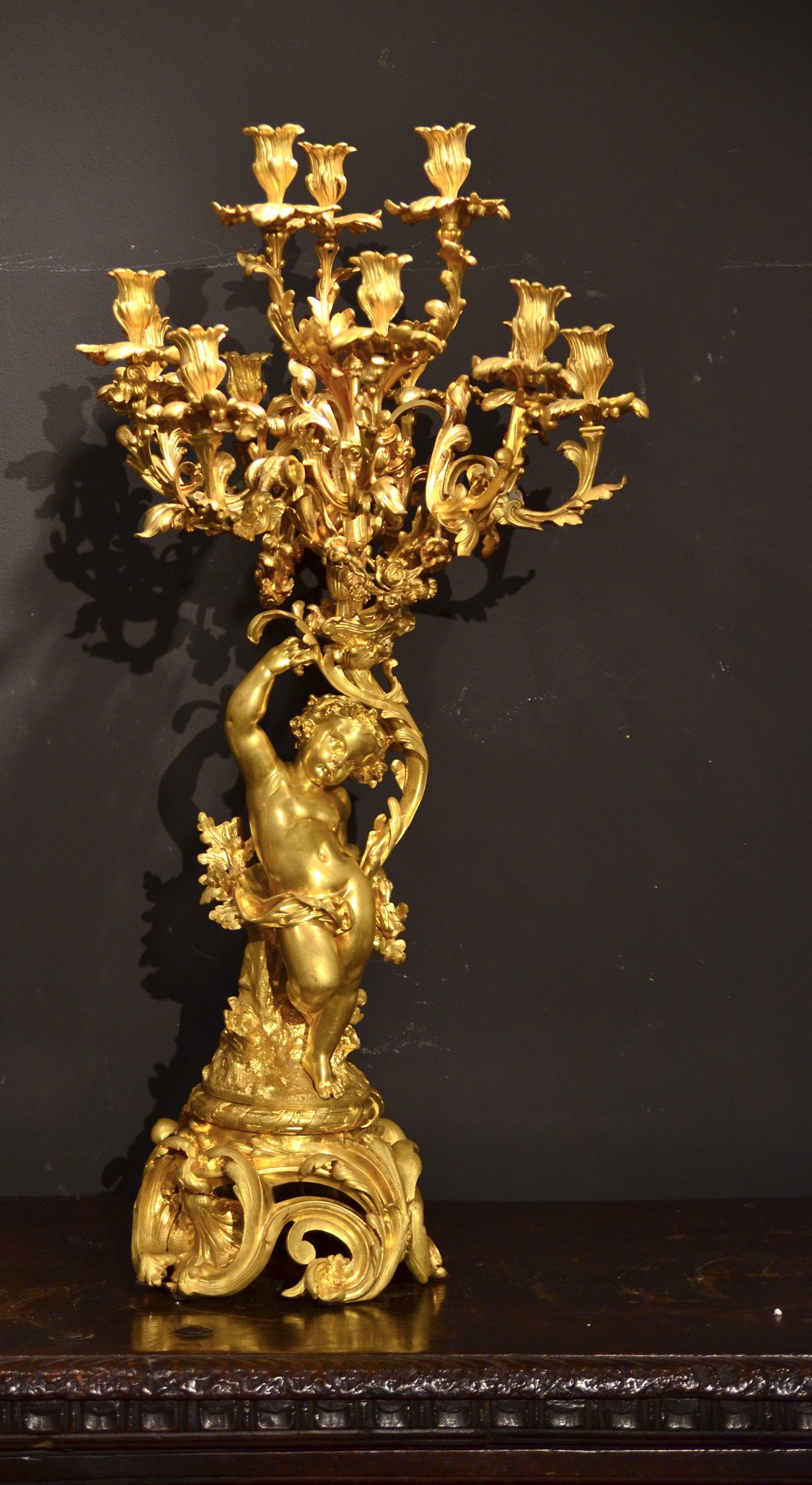 Importante candelabro a dodici luci, in bronzo dorato (h.98 cm.)